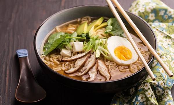 Ramen: Mỗi vùng của Nhật Bản lại có cách chế biến mì ramen khác nhau, với 4 kiểu chính là shoyu, shio, tonkotsu và miso. Sợi mì dai cùng nước dùng đậm đà rất hợp để ăn trong những ngày lạnh. Ảnh: Todayfocus.