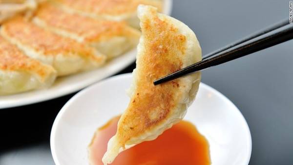 Gyoza: Có hình dạng và cách chế biến tương tự như sủi cảo của Trung Quốc, món gyoza có phần nhân thường được làm từ thịt lợn, bắp cải và hẹ, áp chảo cho vàng một mặt và chấm với xì dầu pha dấm. Ảnh: CNN.