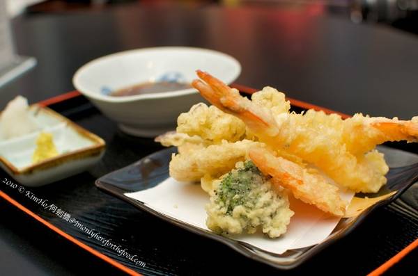 Tempura: Các loại rau củ, hải sản được tẩm bột mì sau đó chiên giòn, thường chấm với xì dầu. Tempura được ăn kèm nhiều món, từ uống bia, rượu, tới khi ăn cơm, mì. Ảnh: Imonlyhereforthefood.