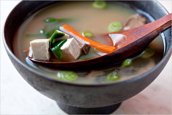 Canh miso: Đây là món ăn không thể thiếu trong bữa cơm của người Nhật. Món canh này được làm từ nước dùng dashi nấu với tương miso và một số nguyên liệu khác như đậu phụ, rong biển, nấm. Ảnh: Nytimes.