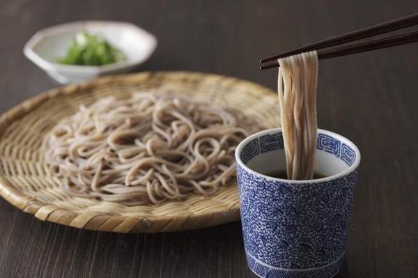 Mì soba: Đây là loại mì làm từ kiều mạch, rất phổ biến ở Nhật. Mì soba có thể được ăn nóng hoặc lạnh tùy mùa. Ảnh: Livestrong.