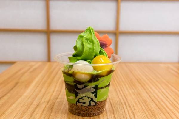 Kem matcha: Vị đắng nhẹ của bột trà xanh matcha được cân bằng nhờ vị ngọt của sốt đậu đỏ. Đây là món tráng miệng lý tưởng trong những ngày hè nóng bức. Ảnh: Torontolife.