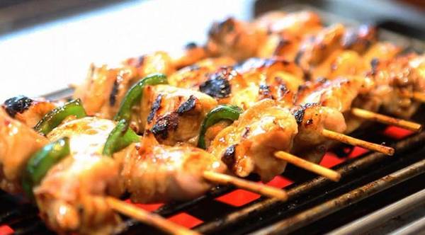 Yakitori: Theo truyền thống, yakitori là thịt gia cầm nướng. Tuy nhiên, nghĩa của từ này đã được mở rộng ra, dùng cho cả các loại rau củ và thịt khác. Phần lớn các nhà hàng phết lên thịt một loại sốt đặc làm từ đậu nành, rượu gạo và rượu mirin, nhưng những người sành ăn thường chỉ thích rắc một chút muối lên thịt. Ảnh: Yakitorione.