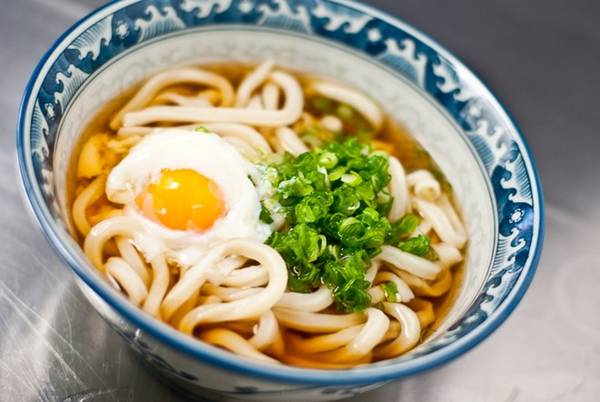 Sanuki udon: Điều khiến món mì sanuki udon đặc biệt là vị dai và mềm mượt. Sợi mì trơn, dễ húp, vừa có độ chắc như mì Ý, vừa có sự mềm dẻo như bánh mochi. Mì được chan nước dùng dashi ngọt ngào, vừa miệng. Ảnh: Norecipes.