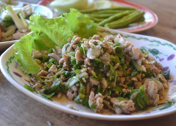 Larb Moo (salad thịt băm) - Đặc sản Lào bản địa
