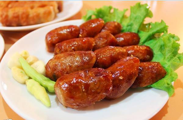 Sai Oua (xúc xích): Món xúc xích của Lào khá giống với loại nổi tiếng của Chiang Mai, Thái Lan. Thịt lợn được xay mịn, thêm sả, lá chanh, ớt và riềng, trước khi nhồi vào da. Du khách có thể thấy các dây xúc xích được phơi khô ở vệ đường hay bày bán ở chợ. Món này được chấm với tương ớt Nam Cheo và ăn cùng xôi. Ảnh: Tourismlaos.
