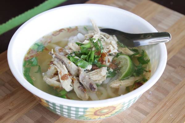 Khao Piak Sen (phở Lào): Món ăn đặc trưng này rất phổ biến ở Lào, với nhiều nét tương đồng với phở của Việt Nam. Khao Piak Sen thường là món ăn sáng, nhưng bạn cũng có thể thưởng thức vào bất cứ thời điểm nào trong ngày. Bánh phở được chan nước dùng gà hoặc bò, thêm rau thơm, chút sa tế, chanh tươi, giá đỗ, đậu đũa, rau húng và rau mùi. Ảnh: Amicatravel/Wordpress.