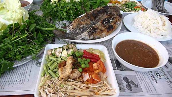 Pun Pa (cá cuốn): Cá được nướng chín giòn, cuộn cùng rau sống, mì gạo, lạc, dưa chuột, hành tươi..., một bữa trưa hoàn hảo cho các du khách khi tới Luang Prabang. Ảnh: Darly J/Youtube.