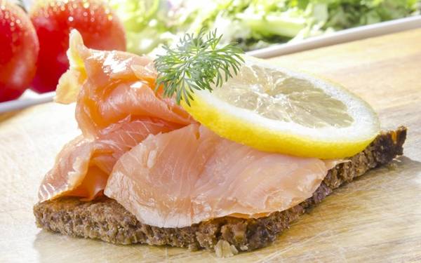 <strong>Cá hồi hun khói, Alaska:</strong> Bang nằm ở cực Bắc của Mỹ nổi tiếng với đặc sản cá hồi Thái Bình Dương hoang dã (việc nuôi giữ bị cấm). Trước đây, hun khói là cách để bảo quản cá trong mùa đông, giờ là phương pháp giúp đưa món đặc sản này đi khắp nơi trên thế giới.