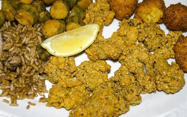 Bánh Hushpuppies, Virginia: Món bánh làm từ bột ngô và sữa bơ rán giòn này thường được ăn cùng gà rán hoặc cá basa. Món này xuất hiện từ thời nội chiến Mỹ.