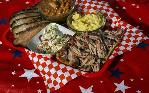 Thị nướng, Texas: Thịt bò được ướp tiêu, muối, ớt, rau thơm và nhiều gia vị khác trước khi đem nướng. Người ta nướng cả tảng thịt bụng bò, do đó tốn khá nhiều thời gian, nhưng kết quả là thịt rất mềm, ngọt và thơm.