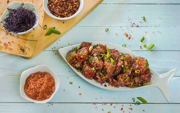 Ahi Poke, Hawaii: Nếu là người thích ăn gỏi và sashimi, bạn không nên bỏ qua món này khi tới Hawaii. Công thức của Ahi Poke rất đơn giản: thịt cà ngừ vây vàng sống được ướp xì dầu, muối và ớt, có thể thay cá ngừ bằng bạch tuộc, và thêm các nguyên liệu khác như gừng, hành tươi và rong biển.