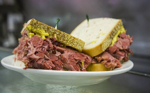 Pastrami, New York: Loại nhân thịt bò nổi tiếng này có xuất xứ từ Romania và được đưa tới Mỹ vào những năm 1800. Pastrami thường được dùng làm nhân bánh sandwich.