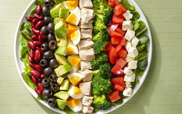Salad Cobb, California: Món rau trộn độc đáo này được cho là do Bob Cobb, chủ nhà hàng Brown Derby ở Hollywood, sáng tạo ra vào cuối những năm 1930. Nguyên liệu chính của salad Cobb là rau diếp, cà chua, thịt gà, bơ, trứng luộc, thịt muối và phô mai.