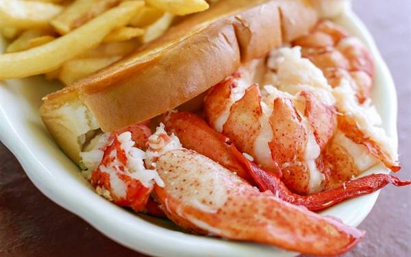 Bánh kẹp tôm hùm, Maine: Làm được chiếc bánh kẹp tôm hùm hoàn hảo là cả một nghệ thuật. Phần vỏ bánh có thể được hấp hoặc nướng, sốt trứng gà có thể được thay bằng bơ lỏng, với thịt từ đuôi hoặc càng tôm hùm. Tuyệt nhất là được thưởng thức món bánh này ở bãi biển vào một ngày mùa hè.