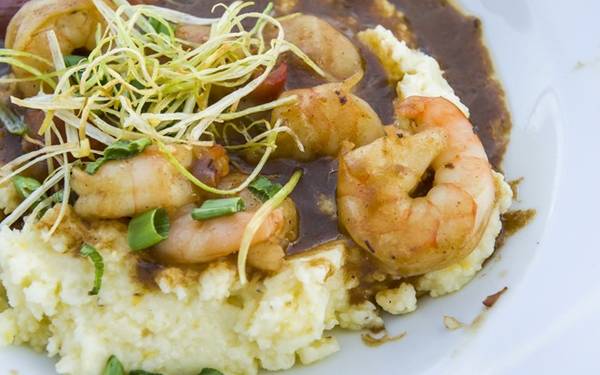 Tôm và bột ngô, Nam Carolina: Đây được coi là món ăn sáng truyền thống của vùng Nam Carolina. Bột ngô thường được nấu với sữa, thêm bơ và sau đó cho tôm lên trên.
