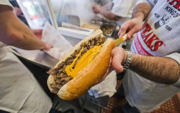 Bò phô mai Philadelphia, Pennsylvania: Pat Olivieri, người sáng lập Pat's Steaks, nghĩ ra món này vào năm 1930. Với lớp vỏ bánh mì giòn, thịt bò thái mỏng rưới sốt phô mai, thêm chút hành, món ăn này có thể làm hài lòng những thực khách khó tính nhất.