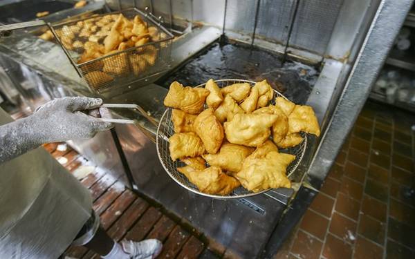 Bánh Beignet, Louisiana: Đến New Orleans mà chưa thử món bánh làm từ bột chiên rắc đường này thì quả là một thiếu sót lớn. Bánh Beignet truyền thống chỉ là bánh bột được rán giòn, nhưng giờ có cả loại nhân hoa quả hoặc chocolate.