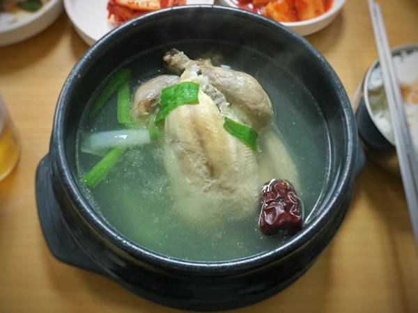 Samgyetang là món rất tốt cho sức khỏe, gồm gà non nhồi gạo nếp và tỏi, được hầm với sâm, tỏi tây và táo tàu.