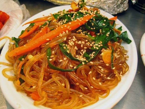 Japchae là món mì khoai tây ngọt ngào được xào với rau củ, thêm dầu mè và xì dầu.