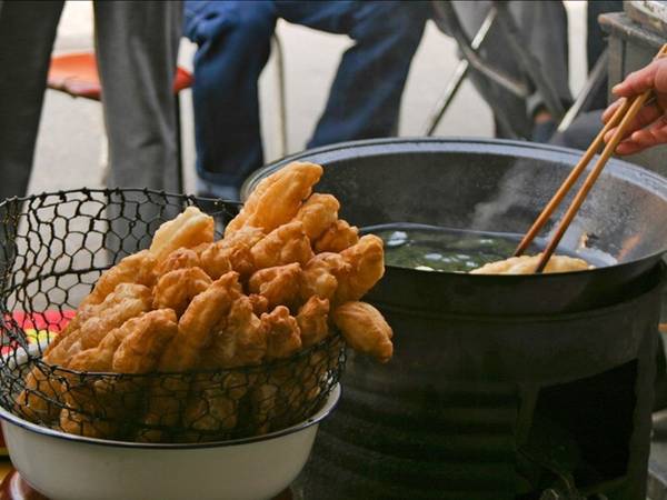Quẩy giòn thường được ăn kèm cháo hoặc các món có nước dùng