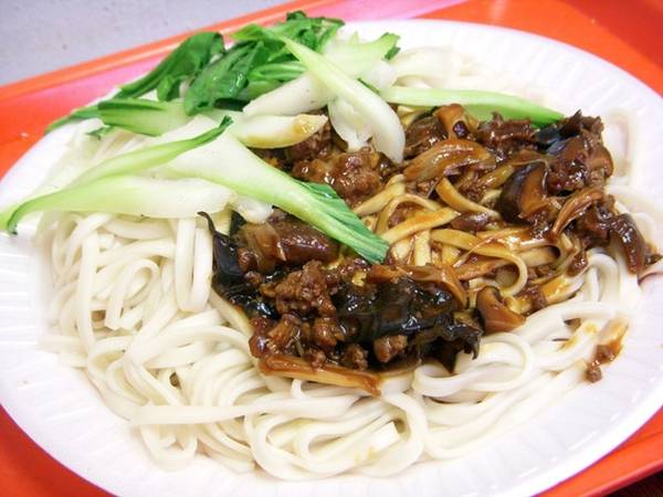Mì xào thịt zha jiang mian với tương đậu nành lên men