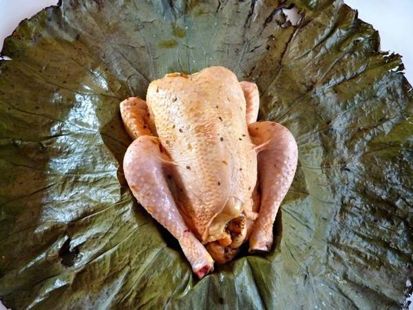 Gà ăn mày cao cấp của tỉnh Giang Tô nướng trong đất sét