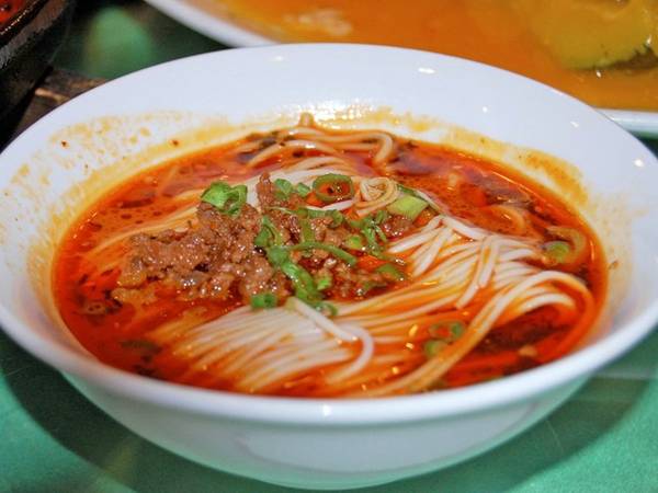Mì dan dan mein phổ biến ở hè phố Tứ Xuyên