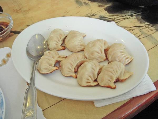 Có thể coi guo tie là “con lai” giữa hai món ăn phổ biến ở Trung Quốc: sủi cảo và bánh bao rán. Phần nhân của loại bánh này rất phong phú, từ tôm, thịt lợn, tới thịt bò, trộn cùng bắp cải, gừng và hành.