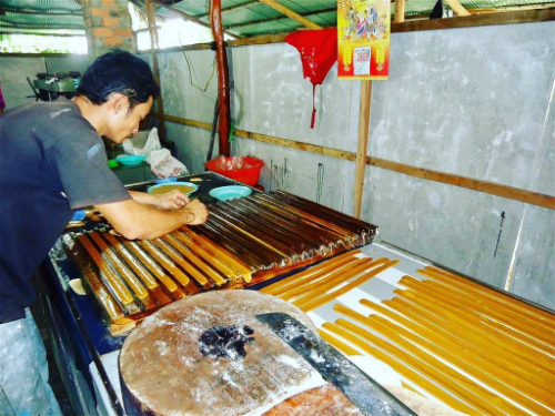 Du khách có thể vào tận xưởng xem các công đoạn làm kẹo dừa. Ảnh: @huongdo161.