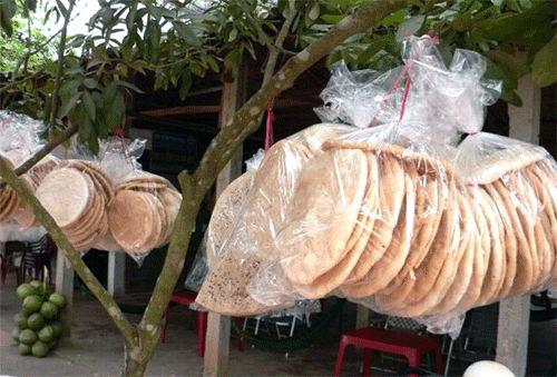 Mỗi túi 10 cái có giá từ 55.000 đồng. Ảnh: dacsanbamien.