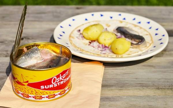 Surströmming, Bắc Thụy Điển: Nếu muốn thử thách bản thân, bạn nên mua một hộp surströmming, hay còn gọi là cá trích thối. Cá trích đánh bắt vào mùa xuân được để lên men vài tháng trước khi đóng hộp, để thêm 6 tháng nữa. Mùi cá khi mở hộp khó chịu đến mức khiến nhiều người buồn nôn.