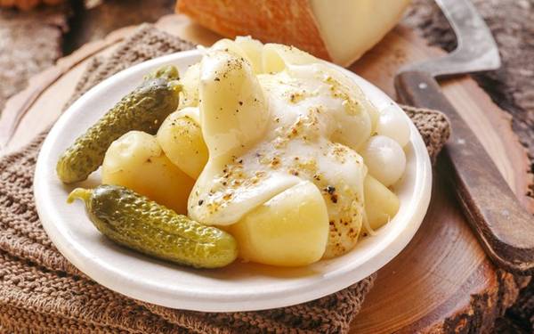 Raclette, Nam Thụy Sĩ: Đây được coi là món ăn truyền thống của Thụy Sĩ từ nhiều thế kỷ. Những người chăn cừu ở dãy Alps sưởi ấm bên bếp lửa, đun chảy một miếng phô mai, thêm khoai tây và dưa chuột muối. Ngày nay, người dân sử dụng lò nướng điện, nhưng đây vẫn là bữa ăn để nhấm nháp cùng bạn bè.
