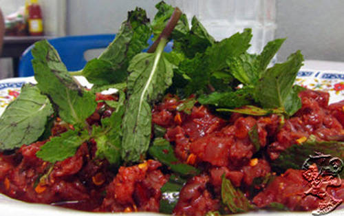 Larb Leuat Neua - đặc sản Thái Lan với thịt bò sống thái mỏng