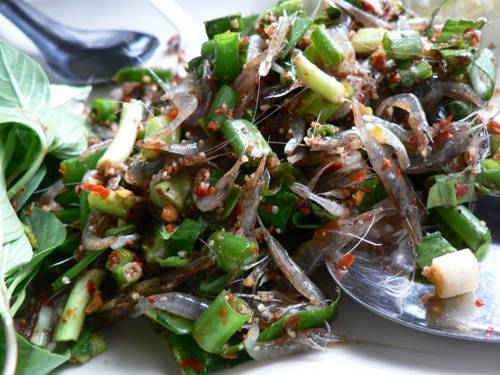 Goong Ten: Goong Ten là những chú tôm nhỏ được ướp gia vị để ăn sống. Khi ăn một thìa Goong Tenm, thực khách có thể cảm thấy rõ trong vòm miệng chúng bật nhảy tanh tách.
