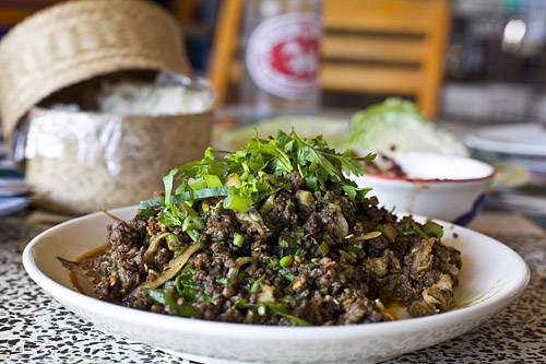 <strong>Larb Mote Daeng:</strong> Kiến đỏ và trứng của chúng được xào cùng gia vị tẩm ướp ngon miệng là một trong những món ăn ngon nhất ở Thái Lan. 