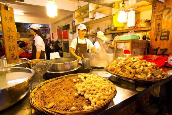 5. Súp cá viên ở Cửu Phần: Viên cá được làm cầu kỳ, nấu trong nước dùng đậm đà, nóng hổi. Đây là món ăn lý tưởng cho một ngày trời lạnh khi tới Cửu Phần. Ngoài ra, bạn nên ghé thăm quán trà Cửu Phần, nơi đã có lịch sử hơn 100 năm. Ảnh: Roughguides.