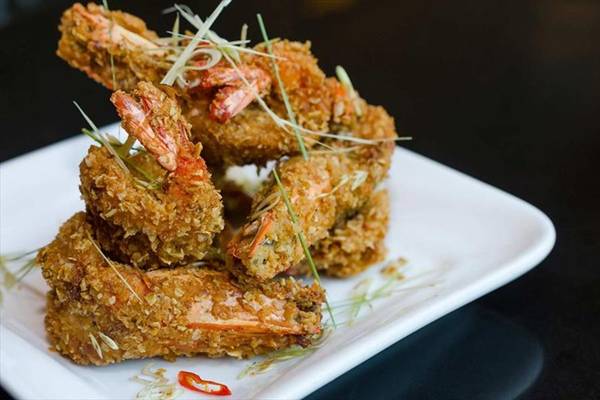 6. Tôm chiên ở Lộc Cảng: Món tôm chiên cùng húng quế này ghi điểm bởi độ tươi ngon, được bày bán ở các quầy ăn và nhà hàng trước cửa đền Tianhou. Ảnh: Munchpunch.