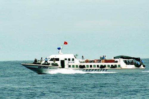 Tàu ra đảo Lý Sơn không hoạt động khi có sóng to