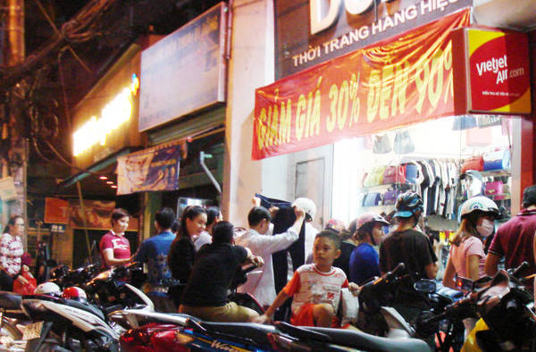 Đường CMT8 - địa chỉ sắm đồ Tết Sài Gòn