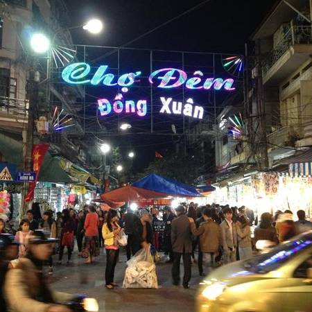 Chợ đêm Đồng Xuân - địa điểm vui chơi Hà Nội cuối tuần sầm uất