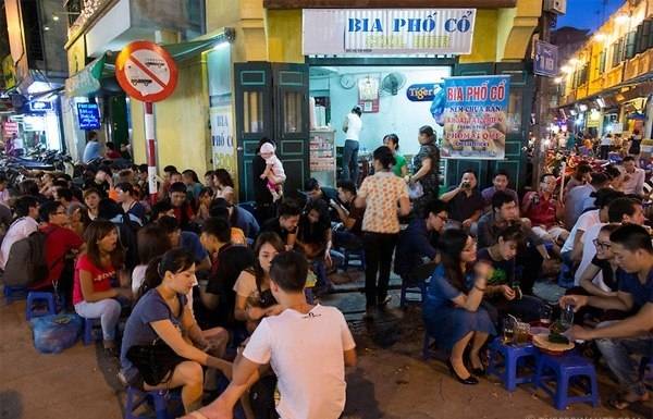 Bia cỏ vỉa hè tại phố Tạ Hiện