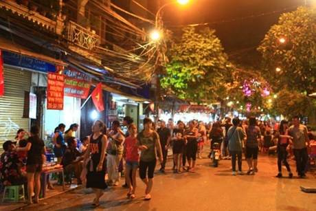 Không gian phố ẩm thực Hàng Buồm