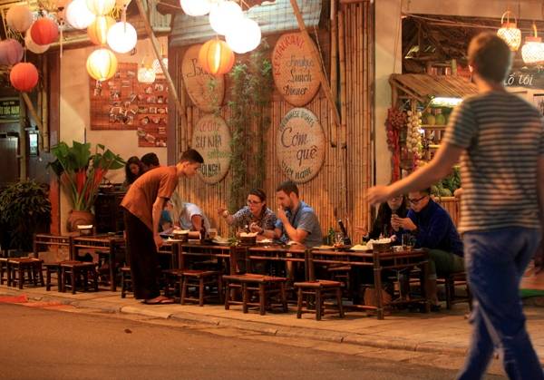 Các món ăn đường phố hấp dẫn tại Hàng Buồm