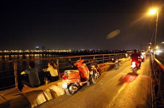 Giới trẻ hóng gió trên cầu Long Biên về đêm