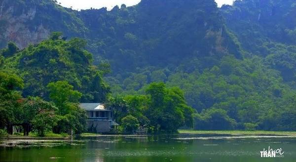 Thuyền nan du ngoạn trên hồ Quan Sơn mùa sen nở