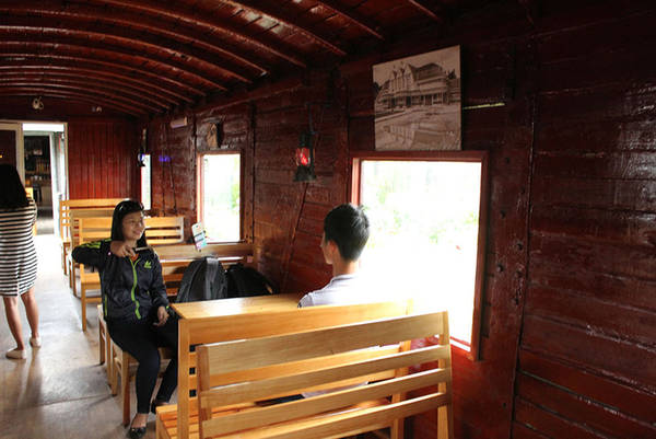 Toa xe được nhà ga cải tạo lại thành một quán cà phê mang đậm phong cách thơ mộng của Đà Lạt. Không gian được trưng bày khá đơn giản với những bức tranh phong cảnh, công trình kiến trúc nổi tiếng của Đà Lạt và những chiếc đèn măng-sông của hơn nửa thế kỷ trước.