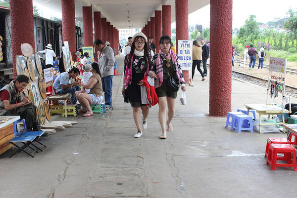 Bên trong sảnh chờ của nhà ga có trên 10 bàn chuyên vẽ chân dung, khắc chữ lên móc khoá hay viết tên lên hạt gạo, dán chữ nổi.