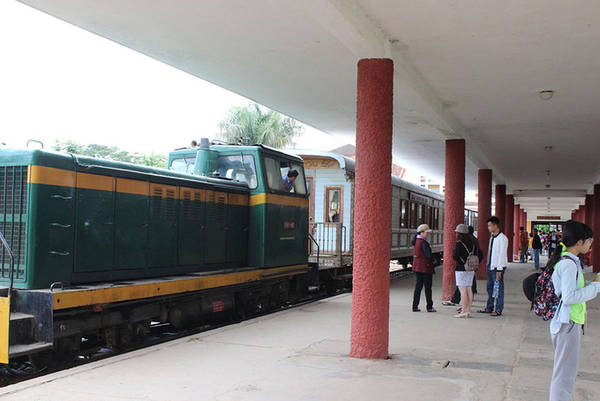 Tuy các dịch vụ khá đa dạng và hấp dẫn nhưng nhiều khách du lịch cho rằng, nhà ga bố trí những bàn dịch vụ viết, vẽ  ngay tại vị trí lên xuống tàu là không hơp lý, rất chật chội mỗi khi có chuyến tàu đi hoặc đến.
