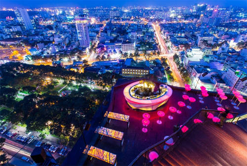 Chill Sky Bar đem lại góc nhìn toàn cảnh về thành phố khi tụ họp bạn bè Sài Gòn